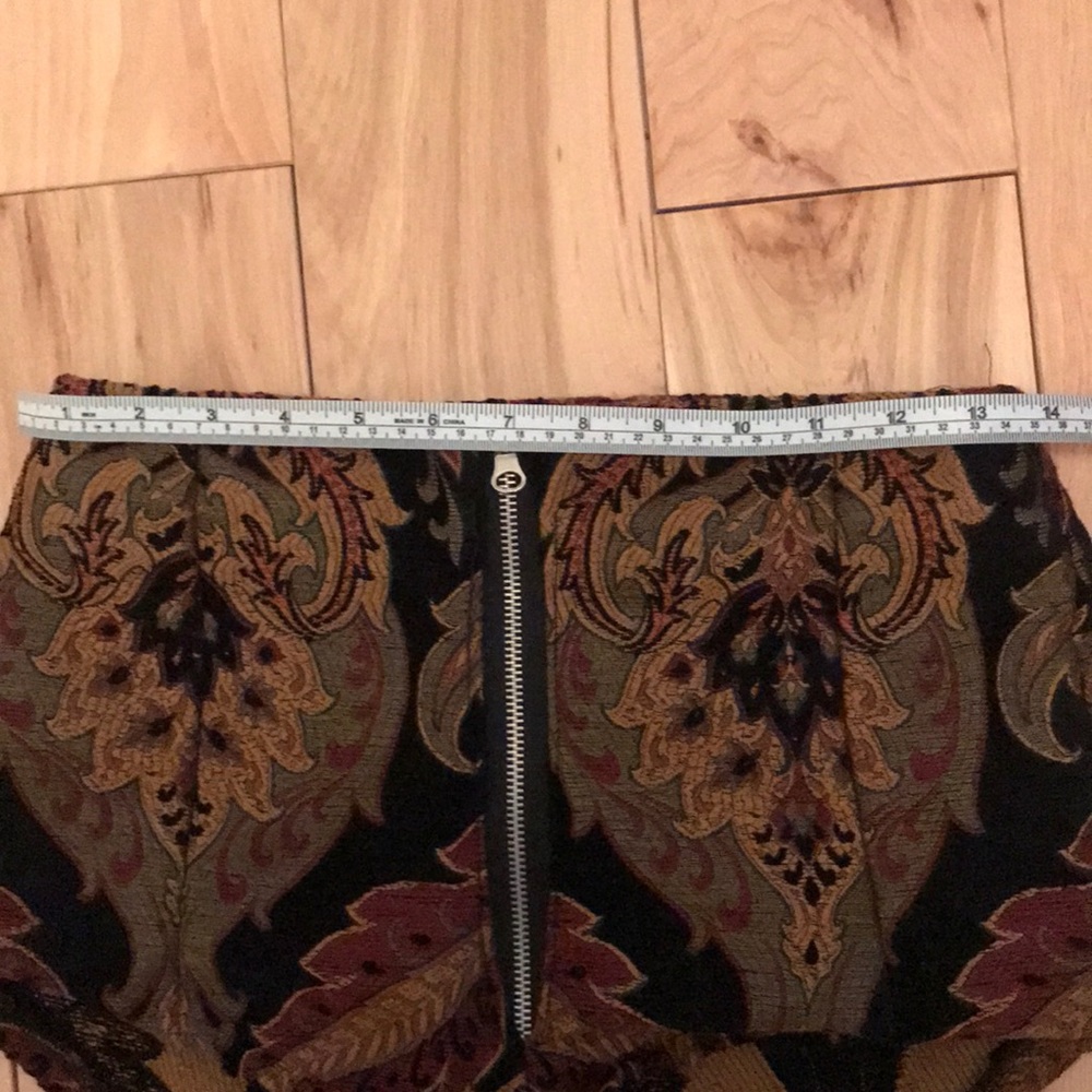 SOLD || Backbite Tapestry Hot Pinup Short - Picture 5 of 6